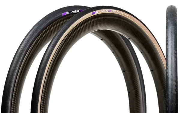 Panaracer AGXERO TLR — three-quarter view