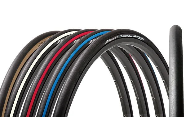 Panaracer Closer Plus — three-quarter view